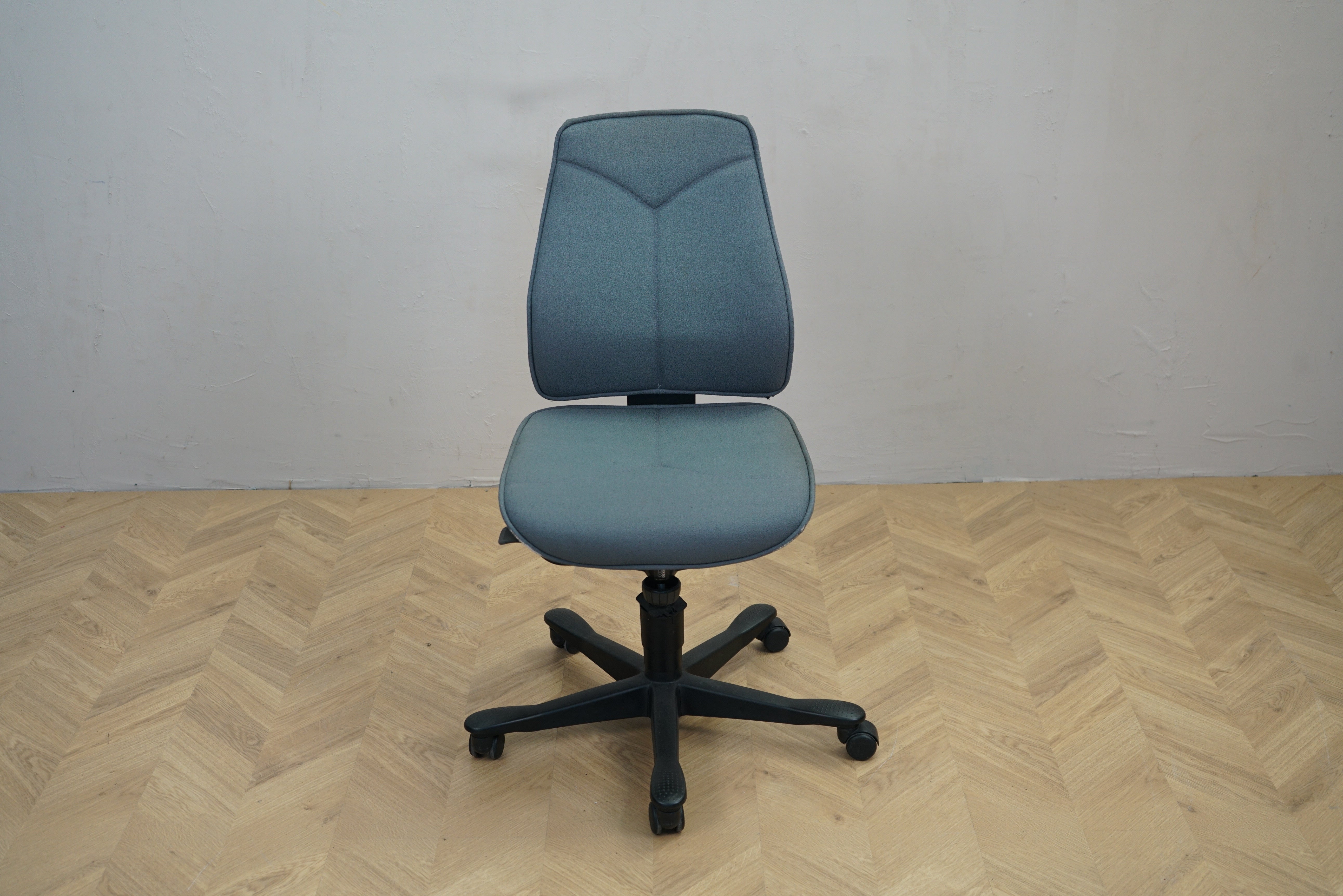 Kinnarps FreeFloat 6230 kontorstol i grå Xtreme set forfra med sort fodkryds.